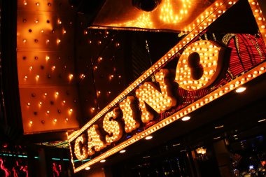 Live badminton match displayed on mobile phone alongside live roulette table